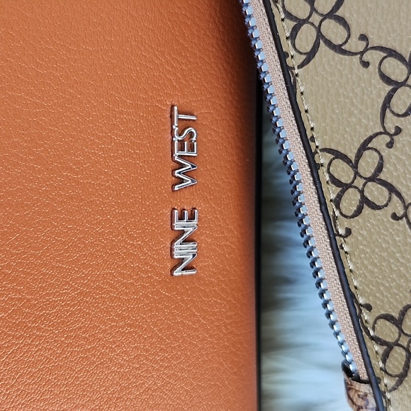 NWT NINE WEST DIANTHA CARRYALL SHOULDER BAG WITH WRISTLET - Picture 3 of 16